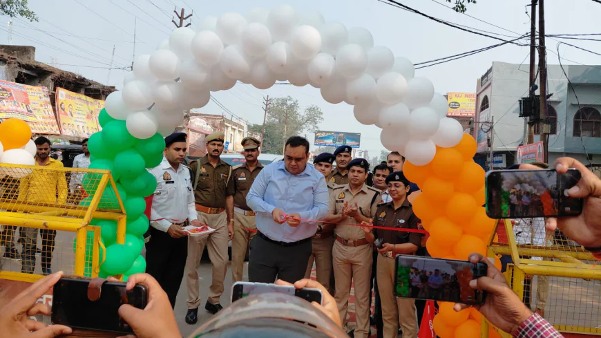 Kasganj News : यातायात माह का शुभारंभ डीएम, एएसपी सुशील कुमार ने हरी झंडी दिखाकर किया