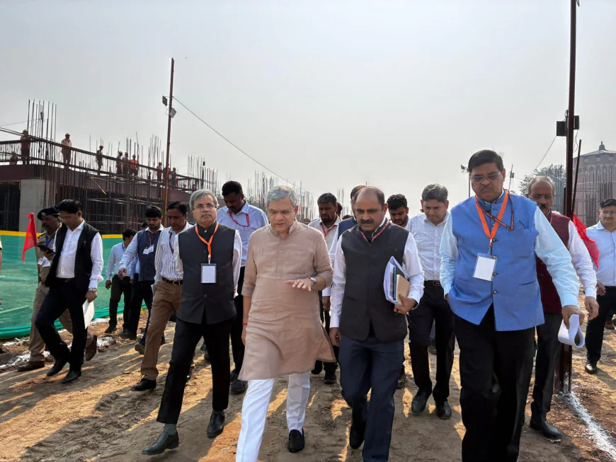 केंद्रीय रेल, सूचना एवं प्रसारण तथा इलेक्ट्रॉनिक एवं सूचना प्रौद्योगिकी मंत्री श्री अश्विनी वैष्णव ने वाराणसी के रेलवे स्टेशनों तथा बनारस रेल इंजन कारखाना  (बरेका) का किया दौरा