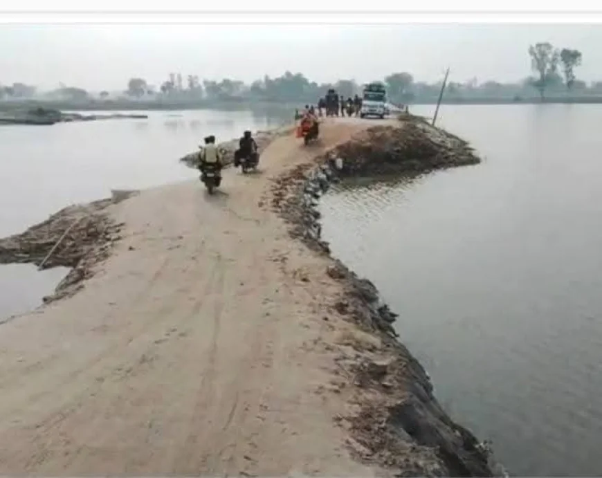 बाढ़ में टूटी सड़के गन्ना के वाहन के आवाजाही में दिक्कत, किसान बेबस होकर अपना गन्ना बेचने को मजबूर