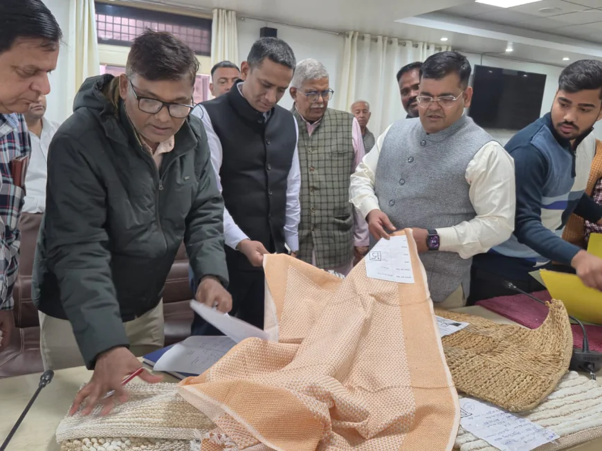 अलीगढ़, आगरा एवं हाथरस के बुनकर क्रमशः प्रथम, द्वितीय व तृतीय स्थान पर चयनित