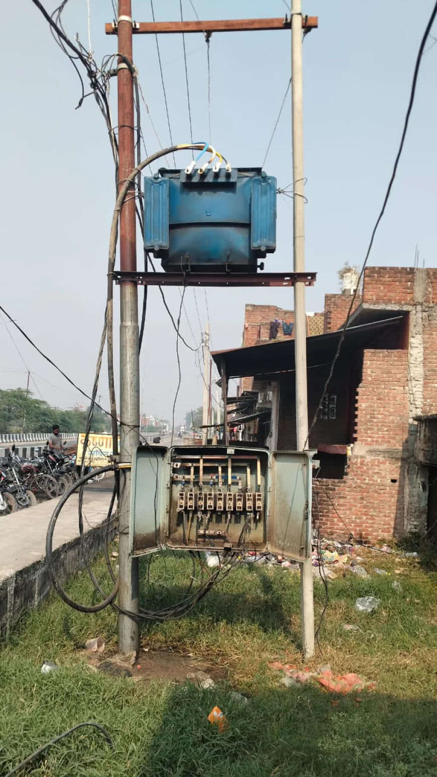 खुले ट्रांसफार्मर दे रहे हादसों को आमंत्रण।  जेई सोया कुम्भकर्णी की नींद