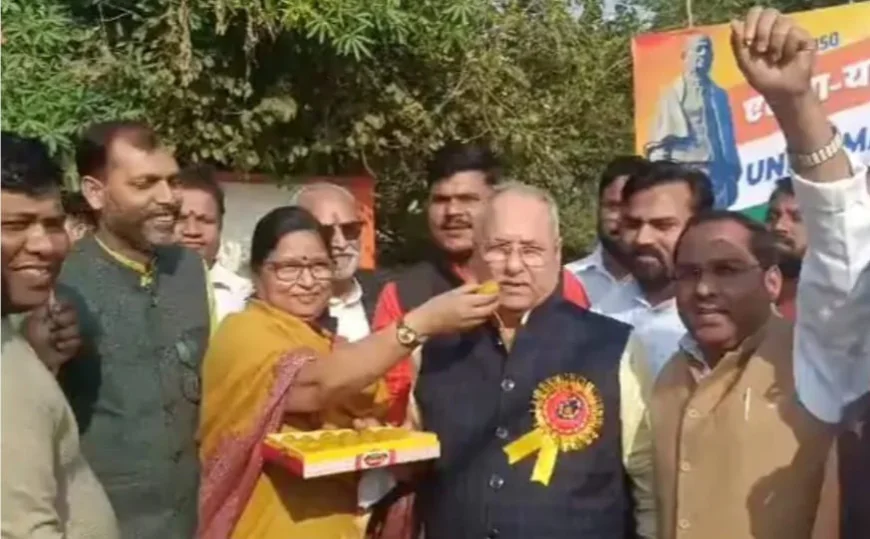 बिहार में एनडीए की प्रचंड जीत: मैनपुरी भाजपा कार्यालय पर आतिशबाजी और  बटी मिठाई