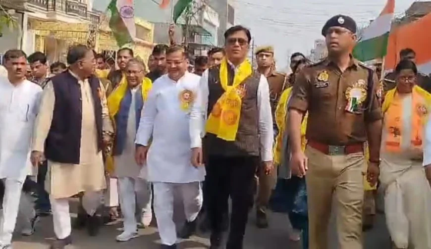 यूनिटी मार्च/ पदयात्रा: कैबिनेट मंत्री जयवीर सिंह ने मैनपुरी में दी हरी झंडी