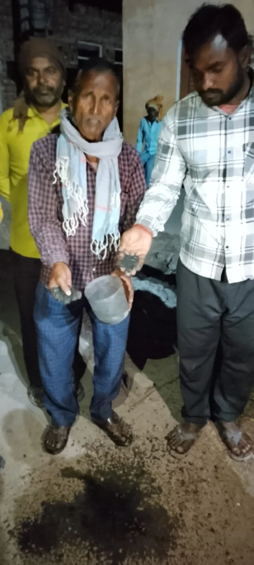 Farrukhabad News : डीएपी खाद में कंकड़ मिले, किसान भड़के: दुकानदार फरार