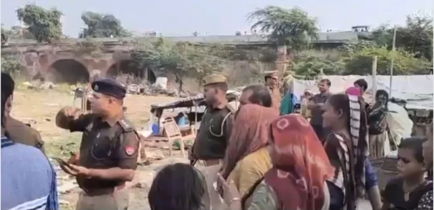 दिल्ली धमाके के बाद मैनपुरी पुलिस अलर्ट, सीओ सिटी ने संदिग्धों की पहचान के लिए ईशन नदी पुल के नीचे रह रहे लोगों से नागरिकता संबंधी जानकारी ली