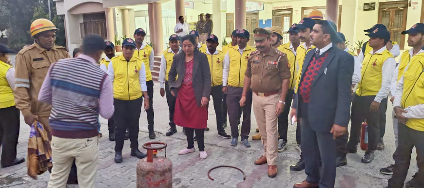नागरिक सुरक्षा जवानों को दिया गया अग्निशमन प्रशिक्षण