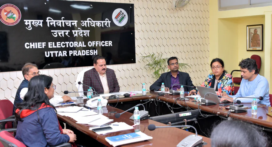 मुख्य निर्वाचन अधिकारी ने निर्देश दिए कि सभी मण्डलायुक्त एवं जिला निर्वाचन अधिकारी अपने क्षेत्रों में एसआईआर के कार्यों की नियमित मॉनिटरिंग करें