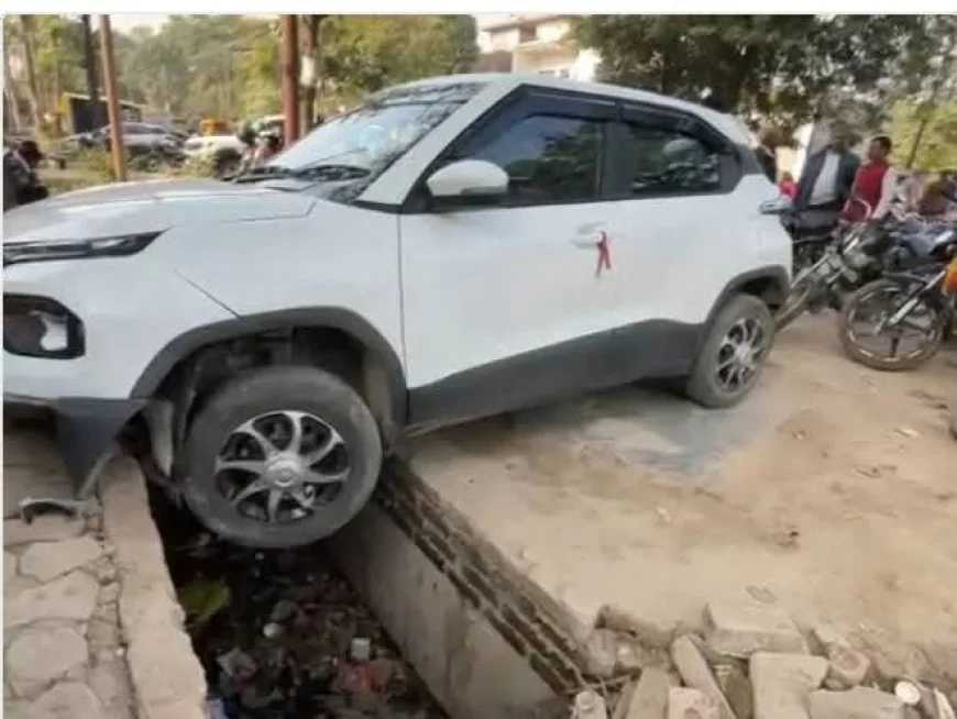 फ़ुटपाथ पर खड़ी महिला पर चढ़ी कार:फ़र्रुखाबाद में दवा लेने आई थीं, हादसे में गंभीर घायल, बरेली रेफ़र