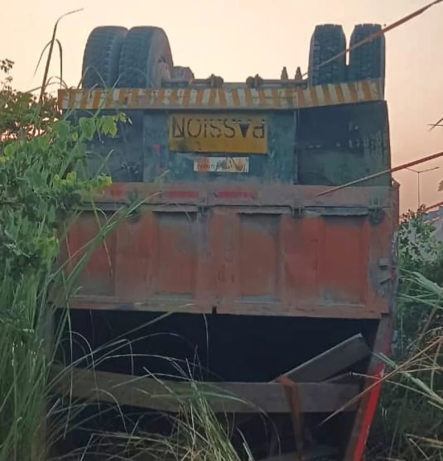 मैनपुरी में रेलिंग तोड़कर 20 फीट नीचे गिरा ट्रक, बाल-बाल बची चालक की जान