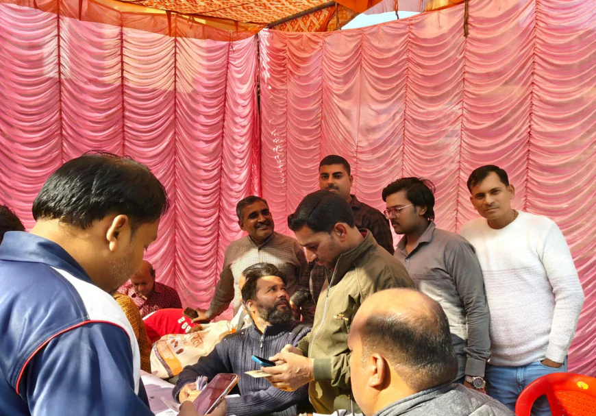 Kasganj news अमांपुर में कैप लगाकर एसआईआर के भरे फार्म