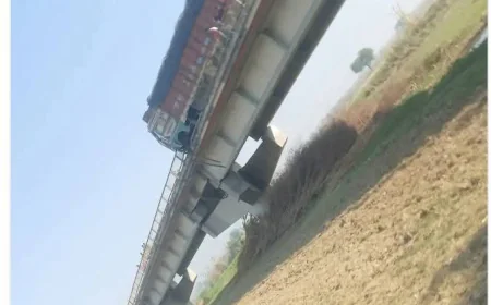 रामगंगा पुल पर ओवरटेक के चक्कर में बड़ा हादसा, मक्का लदा ट्रक रेलिंग तोड़कर लटका; 5 किमी लंबा जाम