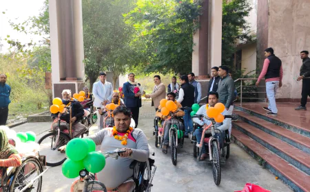 Kasganj news दिव्यांग दिवस के अवसर पर  सदर विधायक ने दिव्यांगजनों को ट्राई साइकिल वितरण की।