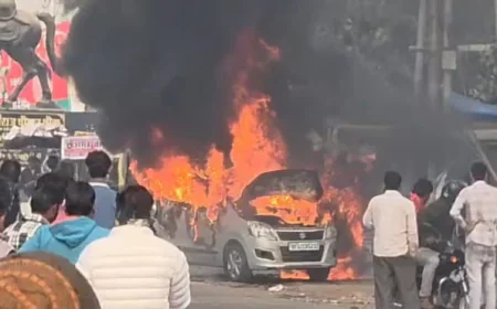 बेवर HP पेट्रोल पंप के करीब चलती कार में लगी भीषण आग, बाल-बाल बचे चार यात्री