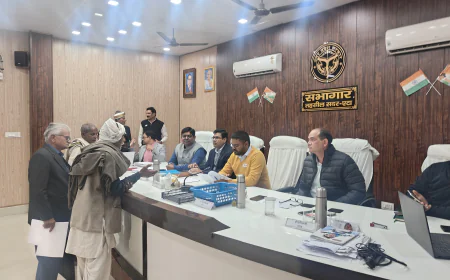 सम्पूर्ण समाधान दिवस: जिलाधिकारी की अध्यक्षता में समस्याओं का तेजी से निस्तारण, जरूरतमंदों को बांटे कम्बल