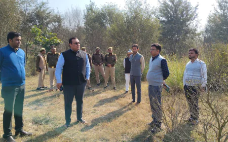 Kasganj news जिलाधिकारी प्रणय सिंह ने सोरों स्थित गंगा वन का किया स्थलीय निरीक्षण।