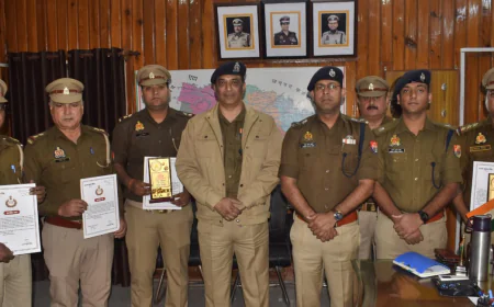 मैनपुरी के 14 पुलिसकर्मी ऐ.डी.जी. जोन आगरा के आदेश पर सम्मानित