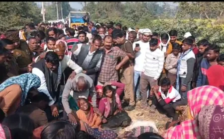 Farrukhabad News : स्कूल जा रहे 3 भाई-बहनों को ट्रक ने रौंदा: बाइक को 50 मीटर घसीटा, मां शव से लिपटकर रोई