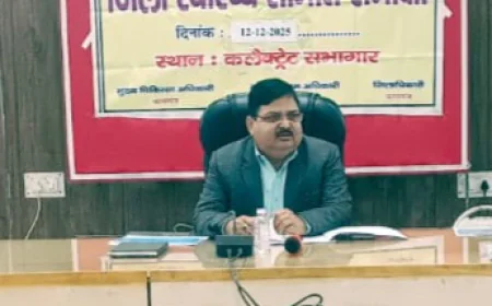Kasganj news मुख्य विकास अधिकारी वीरेन्द्र सिंह ने जीरो पॉवर्टी वाले व्यक्तियों का आयुष्मान कार्ड सात दिवस के अंदर बनाने के दिये निर्देश।