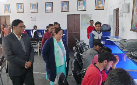 मण्डलायुक्त ने ब्लॉक गंगीरी कार्यालय में संचालित डिजिटल लाइब्रेरी का किया निरीक्षण