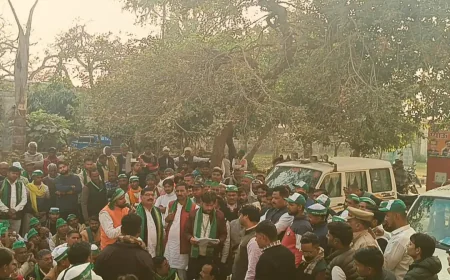 Kasganj news भ्रष्टाचार को लेकर किसान संगठनो  का धरना प्रदर्शन, एसडीएम को सौंपा ज्ञापन 17 सूत्रीय मांगो का ज्ञापन, 15 दिन का दिया अल्टीमेटम