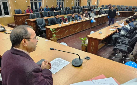 सरकारी कार्यालयों से आवारा कुत्तों को हटाने के लिए डिप्टी कलेक्टर ध्रुव शुक्ला ने दिए सख्त निर्देश