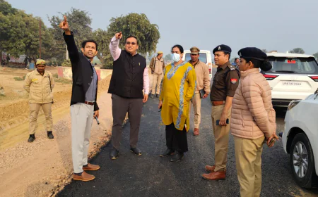 Kasganj news डीएम व एसपी ने किया मोहनपुरा मटर मंडी का स्थलीय निरीक्षण।