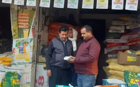 Farrukhabad News :  खाद की 38 दुकानों पर छापा, 4 के लाइसेंस निलंबित