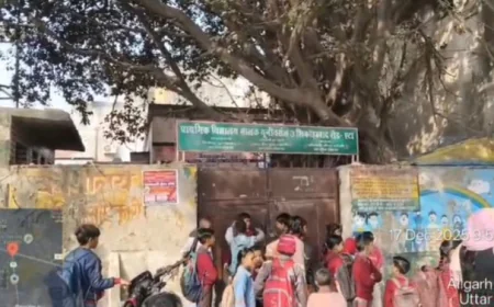 Etah News : प्राथमिक विद्यालय समय पर न खुलने से छात्र रहे परेशान, ABSA कार्यालय भी बंद मिला