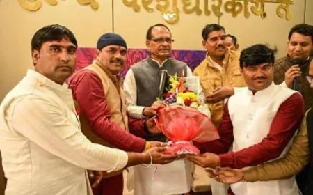 केन्द्रीय ग्रामीण विकास मंत्री श्री शिवराज सिंह चौहान से रोजगार सहायकों ने की मुलाकात