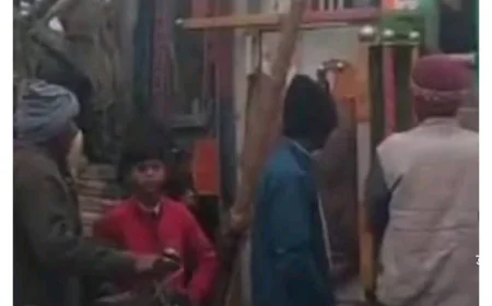 Farrukhabad News : कोहरे के कारण पलटा धान से लदा ट्रक, 7 दुकानें तहस-नहस; लाखों का नुकसान