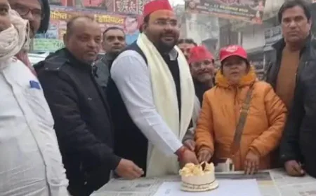 सपा ने मनाया फर्रुखाबाद का 311वां स्थापना दिवस: महानगर अध्यक्ष ने केक काटकर भाजपा सरकार पर साधा निशाना