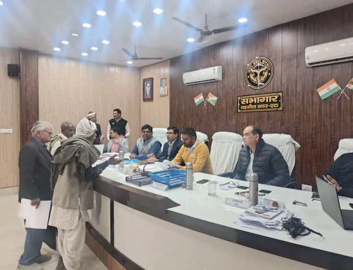 सम्पूर्ण समाधान दिवस: जिलाधिकारी की अध्यक्षता में समस्याओं का तेजी से निस्तारण, जरूरतमंदों को बांटे कम्बल