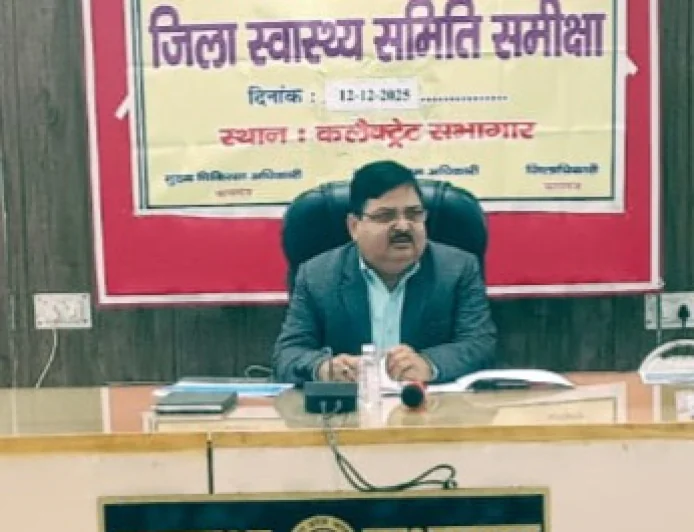 Kasganj news मुख्य विकास अधिकारी वीरेन्द्र सिंह ने जीरो पॉवर्टी वाले व्यक्तियों का आयुष्मान कार्ड सात दिवस के अंदर बनाने के दिये निर्देश।