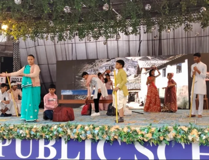 नारायणी पब्लिक स्कूल में वार्षिक उत्सव का आयोजन हर्षोल्लास से मनाया गया।