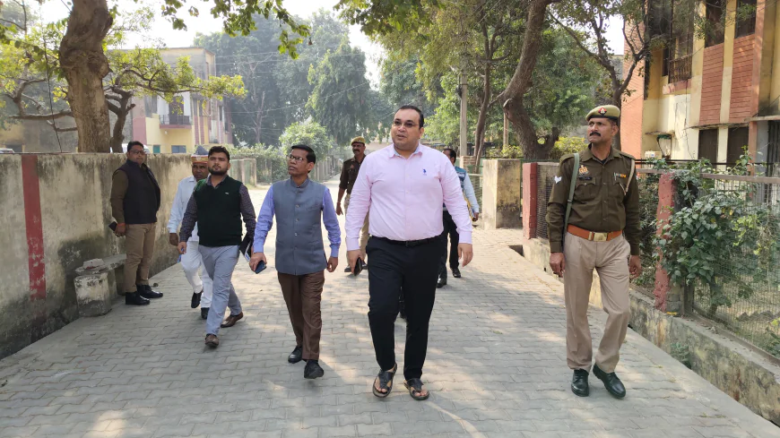 Kasganj News: जिलाधिकारी द्वारा शहर के विभिन्न प्रमुख स्थानों पर  साफ सफाई को लेकर शहर में औचक निरीक्षण।