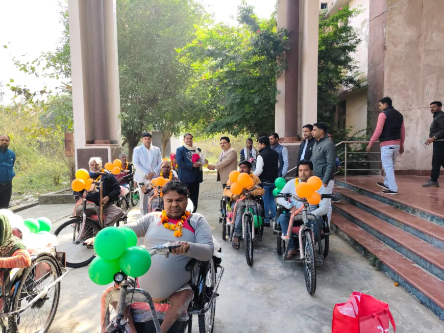 Kasganj news दिव्यांग दिवस के अवसर पर  सदर विधायक ने दिव्यांगजनों को ट्राई साइकिल वितरण की।