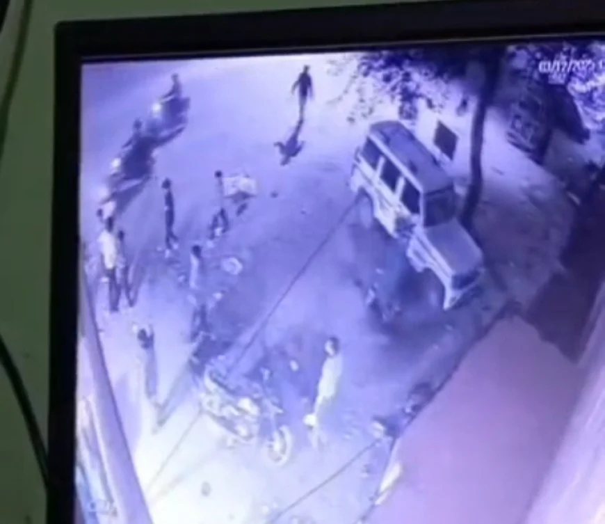 Etah News : अलीगंज चौराहा के पास युवक पर जानलेवा हमला, CCTV में कैद हुई वारदात