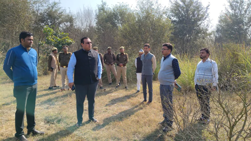 Kasganj news जिलाधिकारी प्रणय सिंह ने सोरों स्थित गंगा वन का किया स्थलीय निरीक्षण।