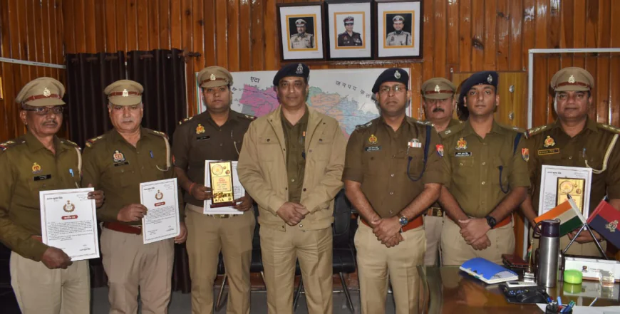 मैनपुरी के 14 पुलिसकर्मी ऐ.डी.जी. जोन आगरा के आदेश पर सम्मानित