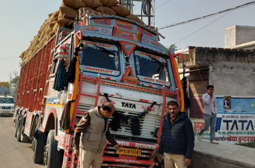 Farrukhabad News :  तीन ओवरलोड व 5 ओवर हाइट ट्रक सीज