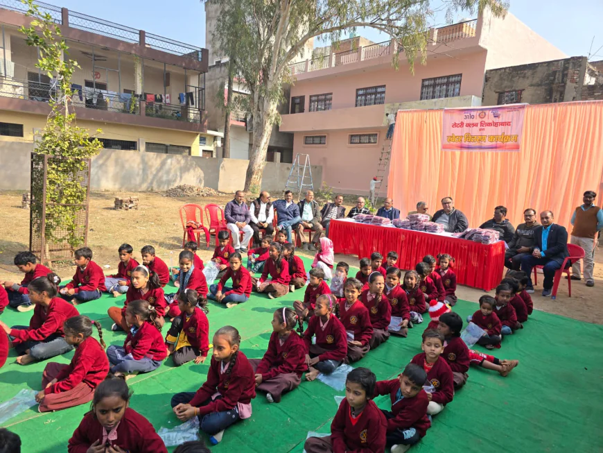 रोटरी क्लब शिकोहाबाद द्वारा नन्हे मुन्हें बच्चों को स्वेटर वितरण