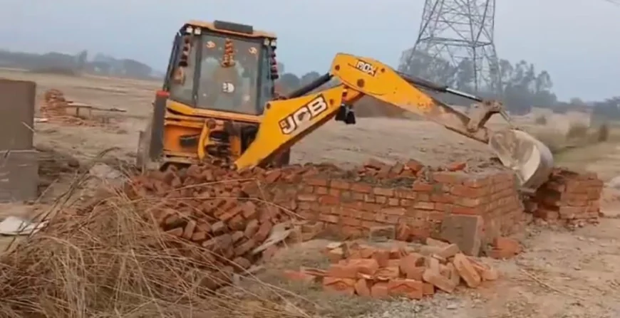 Mainpuri News : वन विभाग की 100 बीघा जमीन से अवैध कब्जा हटा, आश्रम के नाम पर हुआ था निर्माण