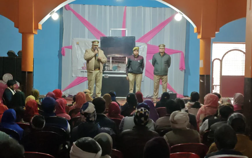Kasganj news मिशन शक्ति फेस-5 के तहत अमांपुर कस्बे के शंकर गेस्ट हॉउस में थाना प्रभारी ने महिलाओं-युवतियों को बताए उनकी सुरक्षा के हेल्पलाइन नंबर