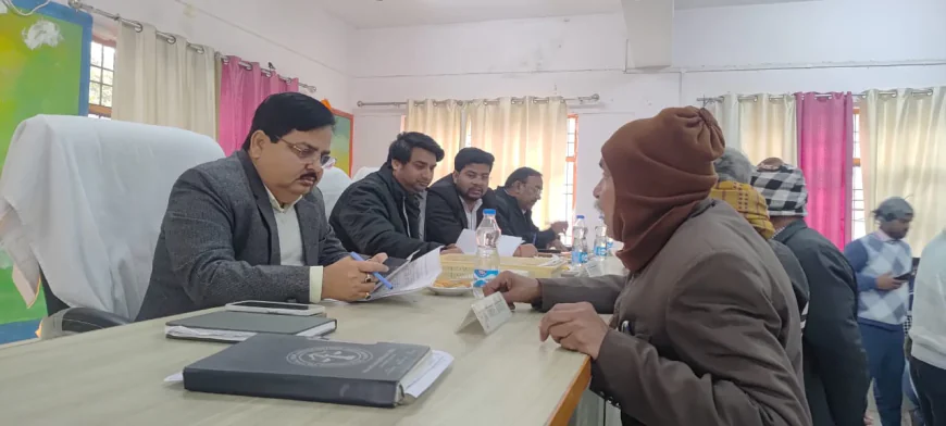 Kasganj news मुख्य विकास अधिकारी वीरेन्द्र सिंह की अध्यक्षता में तहसील पटियाली में हुआ सम्पूर्ण समाधान दिवस का आयोजन।  34 प्रार्थना पत्र में से 05 का मौके पर  निस्तारण