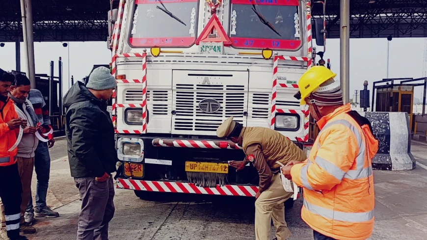 Etah News : कोहरे में सुरक्षित यात्रा को लेकर राष्ट्रीय राजमार्ग पर जागरूकता अभियान