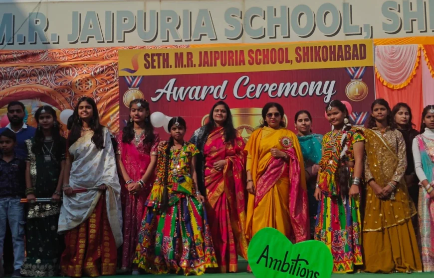 सेठ एम आर जयपुरिया स्कूल में सेलिब्रिटिंग इंडिया थीम की प्रस्तुति के साथ साथ मनाया गया क्रिसमस कार्निवल और अवॉर्ड सेरेमनी