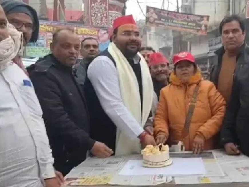 सपा ने मनाया फर्रुखाबाद का 311वां स्थापना दिवस: महानगर अध्यक्ष ने केक काटकर भाजपा सरकार पर साधा निशाना