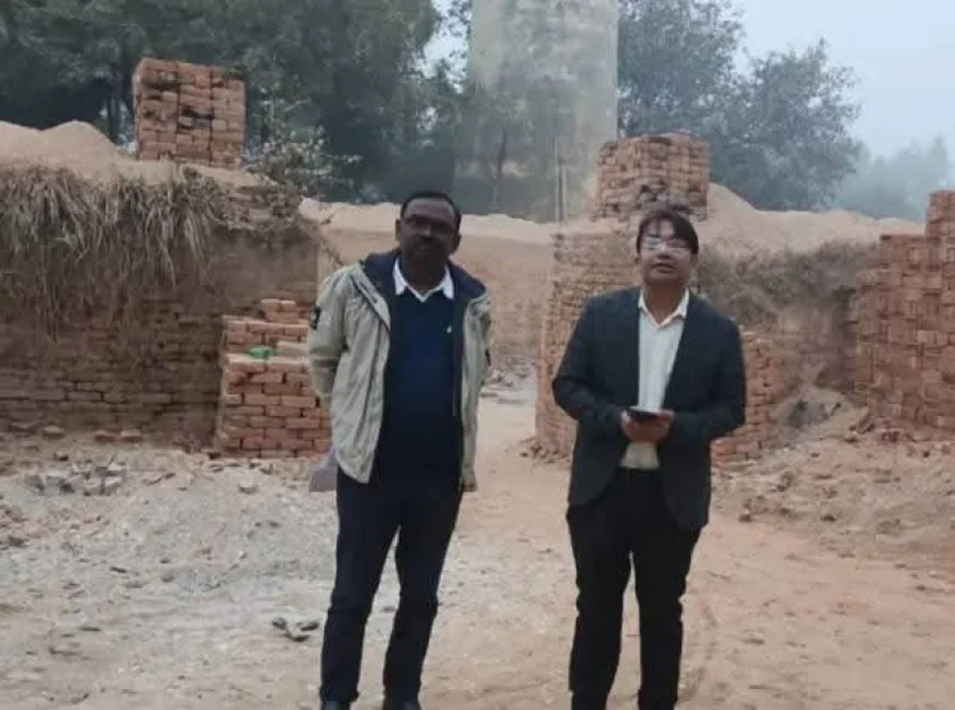 Farrukhabad News : अवैध ईंट भट्टों पर प्रशासन का कड़ा एक्शन; हजारों कच्ची ईंटें नष्ट, जेसीबी जब्त