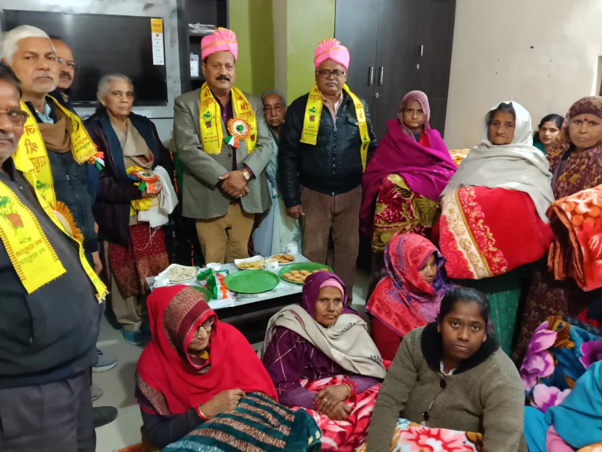 कड़ाके की सर्दी में कंबल पाकर महिलाओं के चेहरे खिले, अतिथियों का किया सम्मान