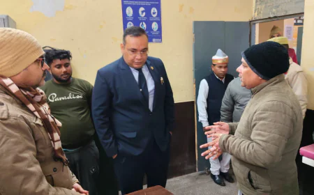 Kasganj news डी एम प्रणय सिंह द्वारा सामुदायिक स्वास्थ्य केंद्र सोरों का औचक निरीक्षण कर सम्बंधित अधिकारियों को दिये निर्देश।